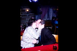 [Un homme et une femme s'embrassent]