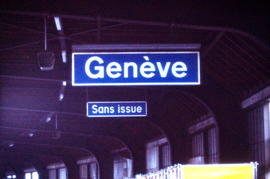 [Panneau annonçant la gare de Genève au-dessus d'un panneau indiquant «sans issue»]